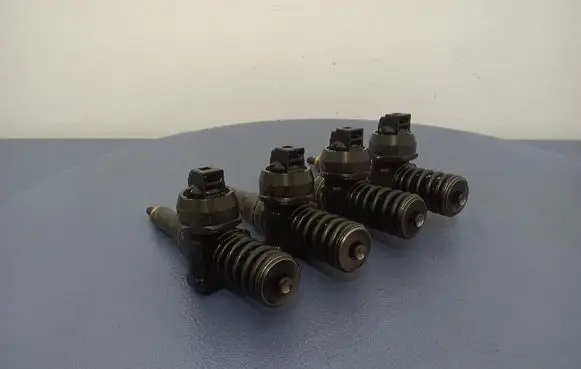 Volkswagen Golf IV Fuel injector 038130073BA