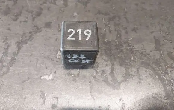Volkswagen PASSAT B5.5 Other relay 443951253AA 219 899574000
