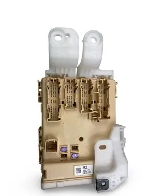 Toyota Auris E180 Fuse module 8273012X81