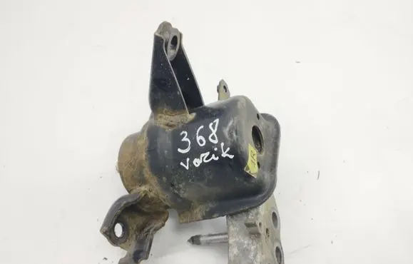 Toyota Auris 150 Engine mount bracket