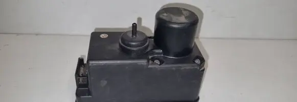Volkswagen PASSAT B3 Central locking vacuum pump 357862257