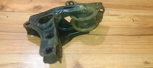Honda Civic Engine mount bracket