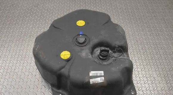 Mercedes-Benz CLS C218 X218 AdBlue liquid reservoir 1046084001 A0994710475