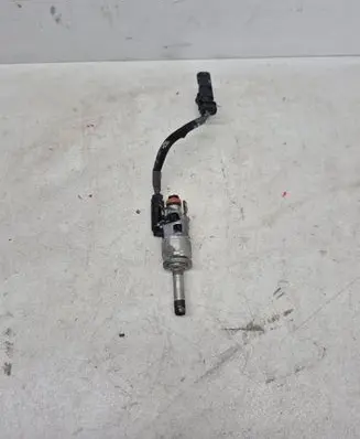 Volvo XC40 Fuel injector 32140007