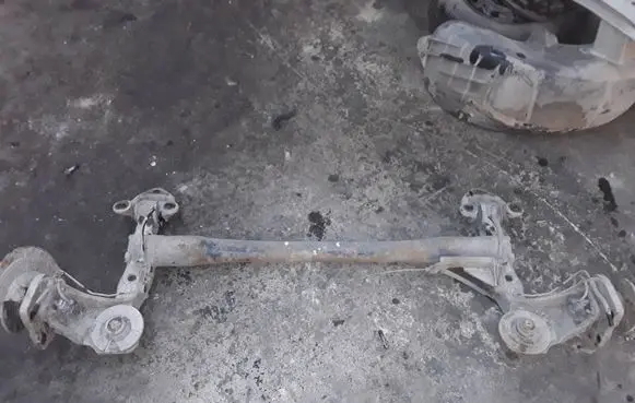 Opel Meriva B Rear axle beam 