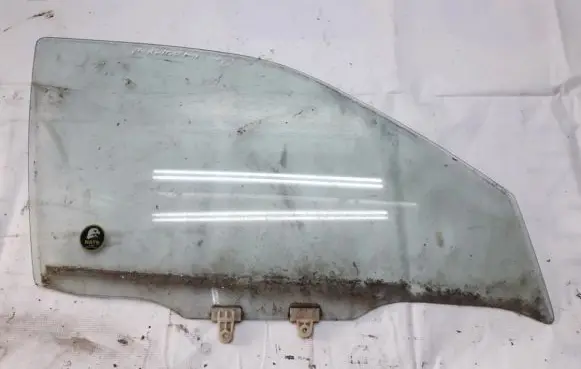 Nissan Almera Tino Front door window glass four-door