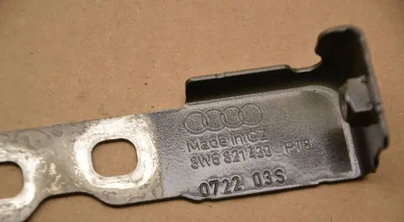 Audi A5 Fender mounting bracket 8W6821433 9105