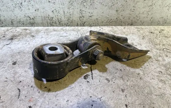 Toyota Yaris Engine mount bracket