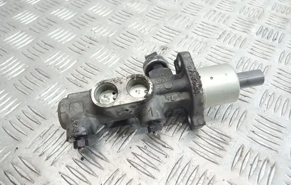 Volvo S70 V70 V70 XC Master brake cylinder 9140251