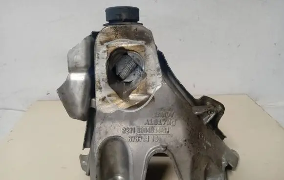BMW X5 F15 Engine mounting bracket 6864614