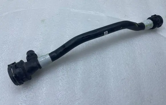 Engine coolant pipe/hose
