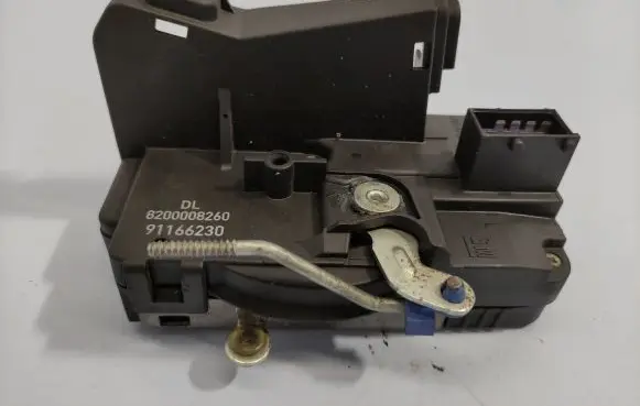 Renault Trafic II (X83) Front door lock 8200008260 91166230