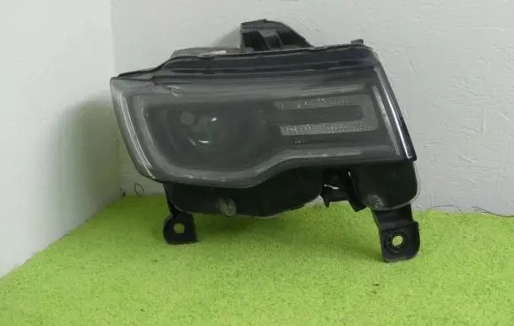 Jeep Cherokee Headlight/headlamp 68266650AE