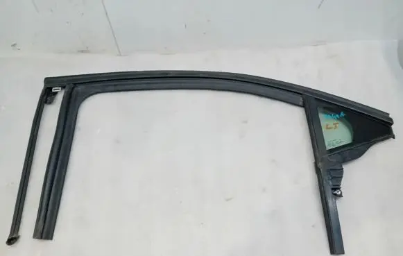 Opel Mokka B Rear door window/glass frame 9841966180