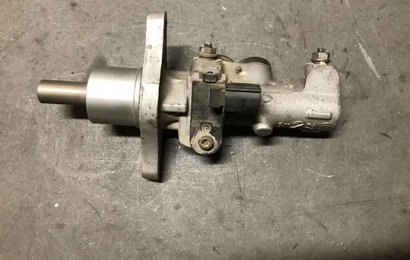Volkswagen Caddy Master brake cylinder 1K0945459A