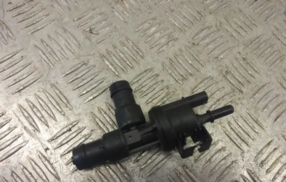 BMW 3 G20 G21 Vacuum valve 7643106