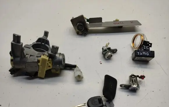 Mitsubishi Outlander Lock set MR587312 30204