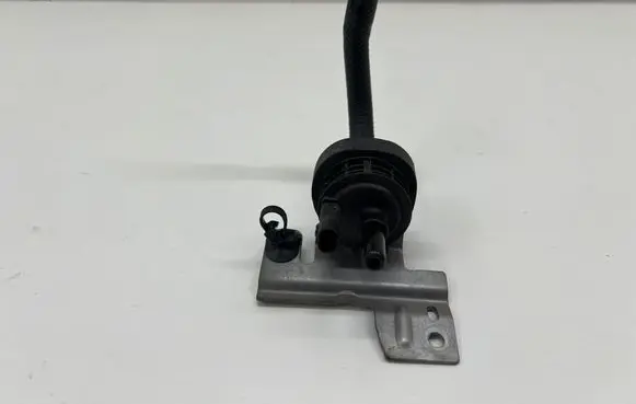 Mercedes-Benz C W205 Vacuum valve A0004703700