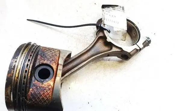 Toyota Avensis T220 Piston with connecting rod