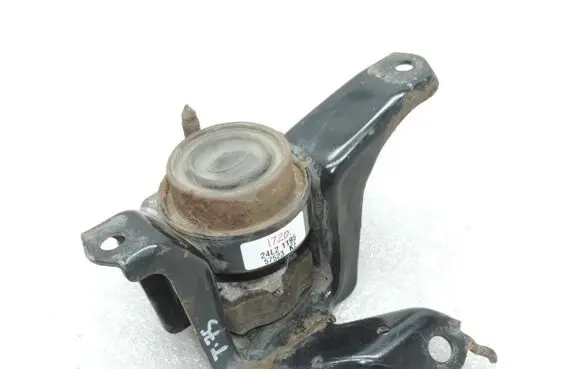Toyota Yaris Engine mounting bracket