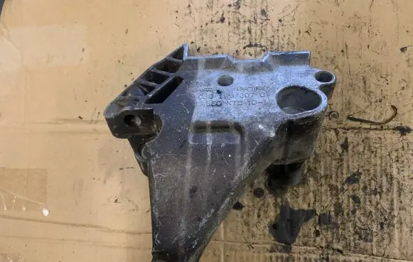 Volkswagen PASSAT B6 Engine mounting bracket 03G199207G 550KKS101