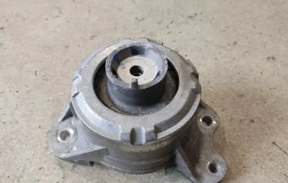 Mercedes-Benz GLC X253 C253 Engine mount bracket A2532400900