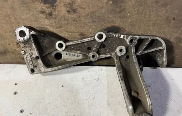 Audi A3 S3 A3 Sportback 8P Engine mounting bracket 1K0199296E