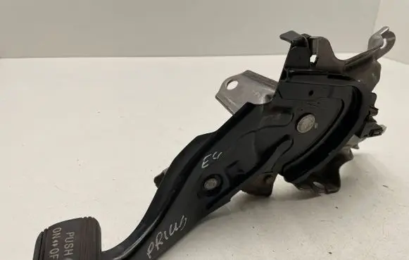 Toyota Prius (XW20) Brake pedal 