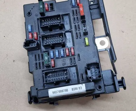 Peugeot 206 Fuse module 9657608780