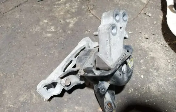 Toyota Avensis T270 Engine mount bracket