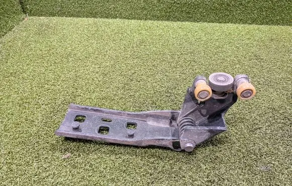 Opel Vivaro Sliding door middle roller runner 777653970R 777650730R