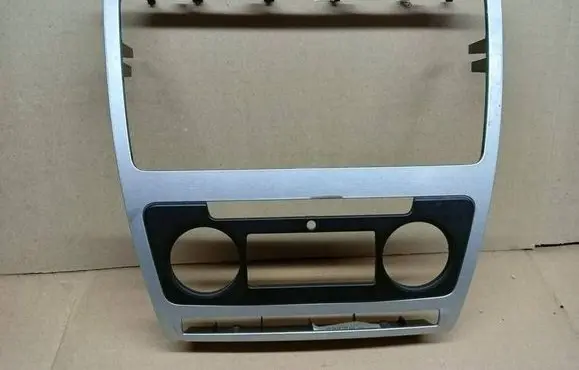 Skoda Octavia Mk2 (1Z) Radio/GPS head unit trim 1Z0858069DF 113521018402