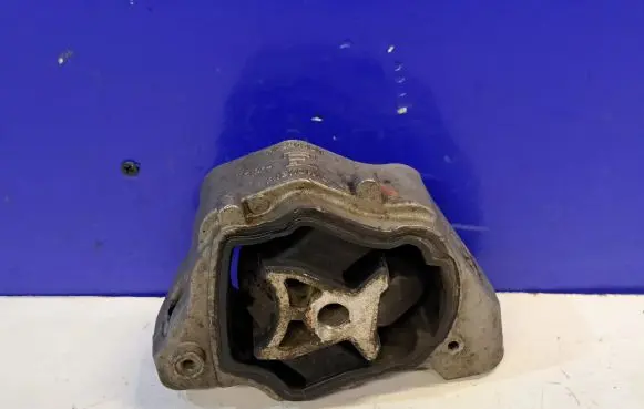 Volvo S60 Engine mount bracket 31330138
