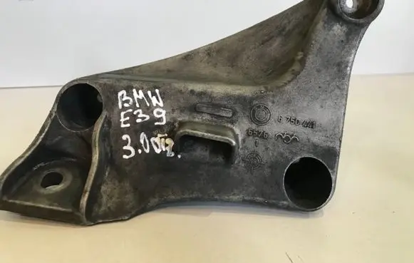 BMW 5 E39 Engine mounting bracket 6750441