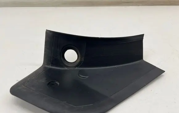 BMW 1 F40 Rear/tail light trim molding 7450665