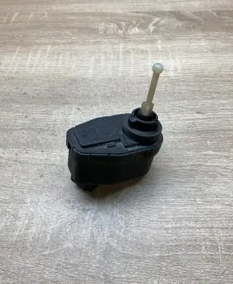 Volkswagen PASSAT B4 Headlight level adjustment motor 8A0941295 0307851346