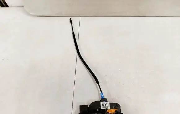 Opel Ampera Front door lock