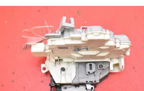 Volkswagen PASSAT CC Front door lock 3C1837015B