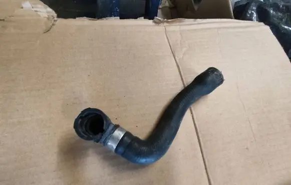 Coolant pipe/hose