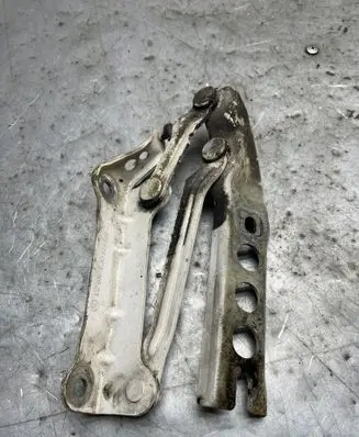 Skoda Fabia Mk2 (5J) Engine bonnet/hood hinges 5J0823302