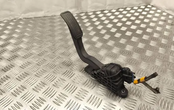 Mazda 5 Accelerator throttle pedal CC3041600 1988003480 0526A5