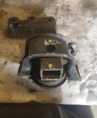 Engine mount vacuum valve