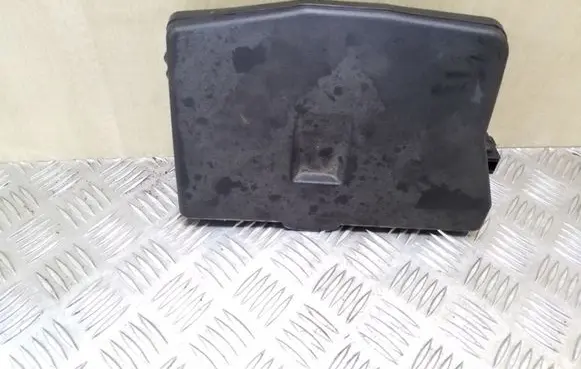 Toyota Avensis T270 Fuse box cover 8266205150
