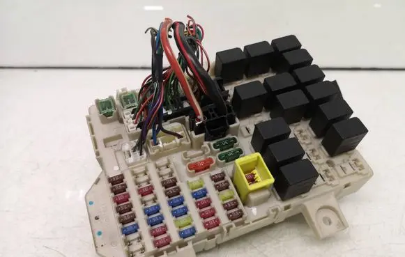 Mitsubishi Colt Fuse module MN108319 8E17 0980