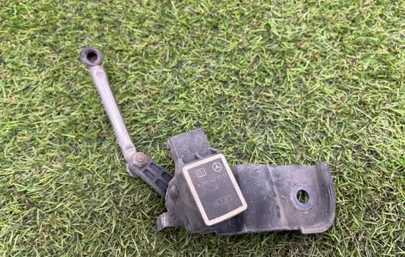 Mercedes-Benz S W221 Air suspension front height level sensor A0105427717