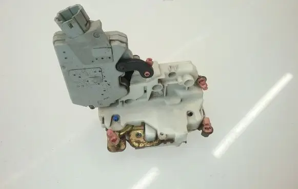 Nissan Primera Front door lock