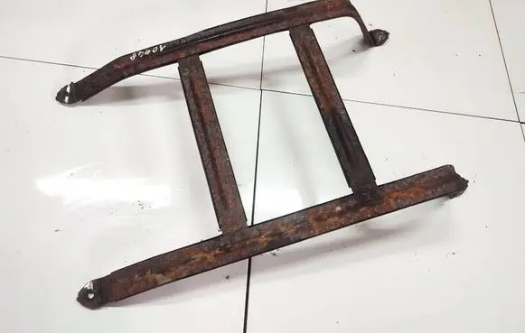 Fuel tank mounting bracket
