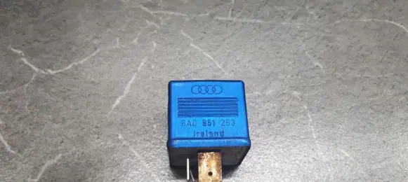 Volkswagen PASSAT B5 Fuel pump relay 8a0951253