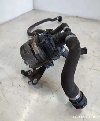 Mercedes-Benz C W205 Water pump A2055013001
