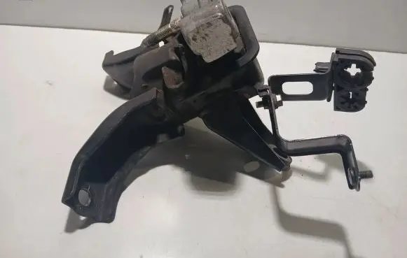Toyota Prius (XW30) Engine mount bracket